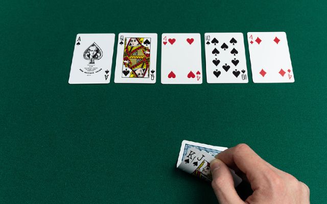 Hướng dẫn cách chơi Poker Hold’em Casino tại nhà cái Fun88